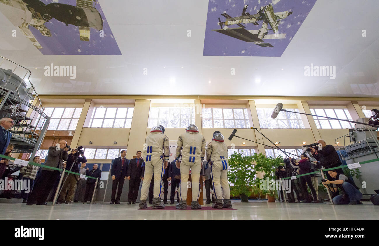 Expedition-50 Crew-Mitglieder-ESA-Astronaut Thomas Pesquet, links, russischer Kosmonaut Oleg Novitskiy Roskosmos, Center und NASA-Astronaut Peggy Whitson Bericht Mission Manager für ihre Abschluss-Prüfungen, Dienstag, 25. Oktober 2016, die Gagarin Kosmonauten Training Center (GCTC) in Star City, Russland. Stockfoto
