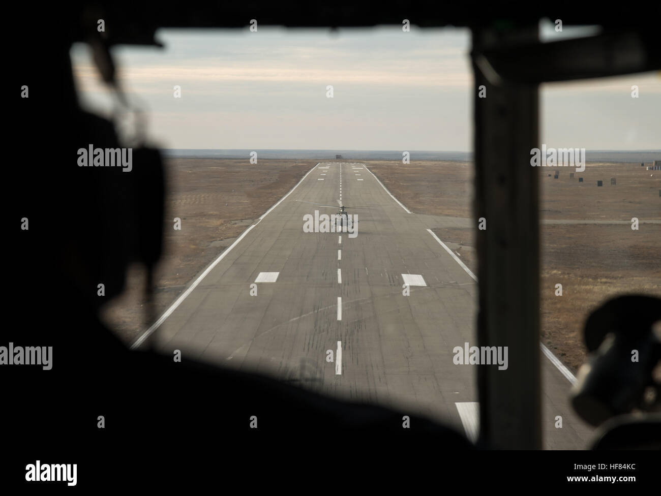 Ein russische Search and Rescue Helikopter gilt als es landet in Zhezkazgan, Kasachstan für die Sojus MS-01 Landung mit Expedition 49-Crew-Mitglieder-NASA-Astronaut Kate Rubins, russische Kosmonauten Anatoly Ivanishin von Roskosmos und Astronaut Takuya Onishi der Japan Aerospace Exploration Agency (JAXA) Samstag, 29. Oktober 2016 (Kasachisch Zeit) vorzubereiten. Rubins, Ivanishin und Onishi sind nach 115 Tagen im Weltraum zurück wo sie als Mitglieder der Expedition 48 und 49 Mannschaften an Bord der internationalen Raumstation ISS dienten. Stockfoto