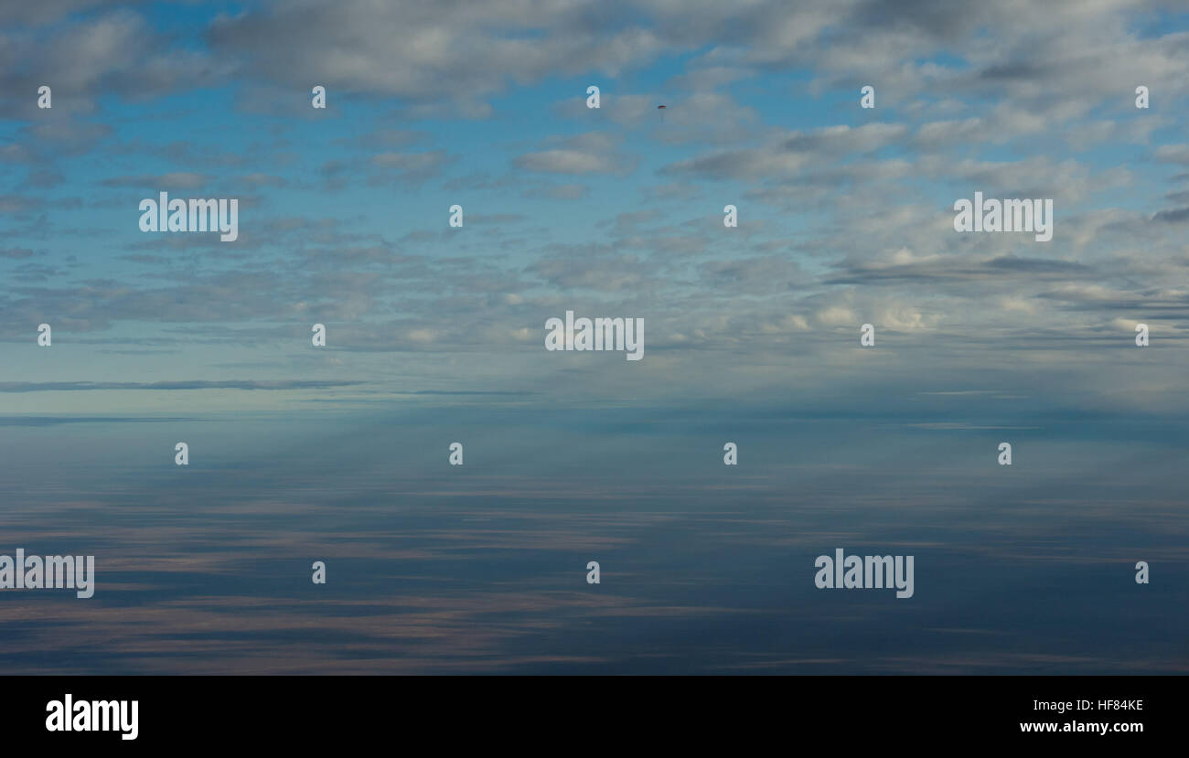 Das Raumschiff Sojus MS-01 wird gesehen, wie es mit Expedition 49-Crew-Mitglieder-NASA-Astronaut Kate Rubins, russische Kosmonauten Anatoly Ivanishin von Roskosmos und Astronaut Takuya Onishi der Japan Aerospace Exploration Agency (JAXA) in der Nähe der Stadt Zhezkazgan, Kasachstan über Sonntag, 30. Oktober 2016 (Kasachisch Zeit) landet. Rubins, Ivanishin und Onishi sind nach 115 Tagen im Weltraum zurück wo sie als Mitglieder der Expedition 48 und 49 Mannschaften an Bord der internationalen Raumstation ISS dienten. Stockfoto