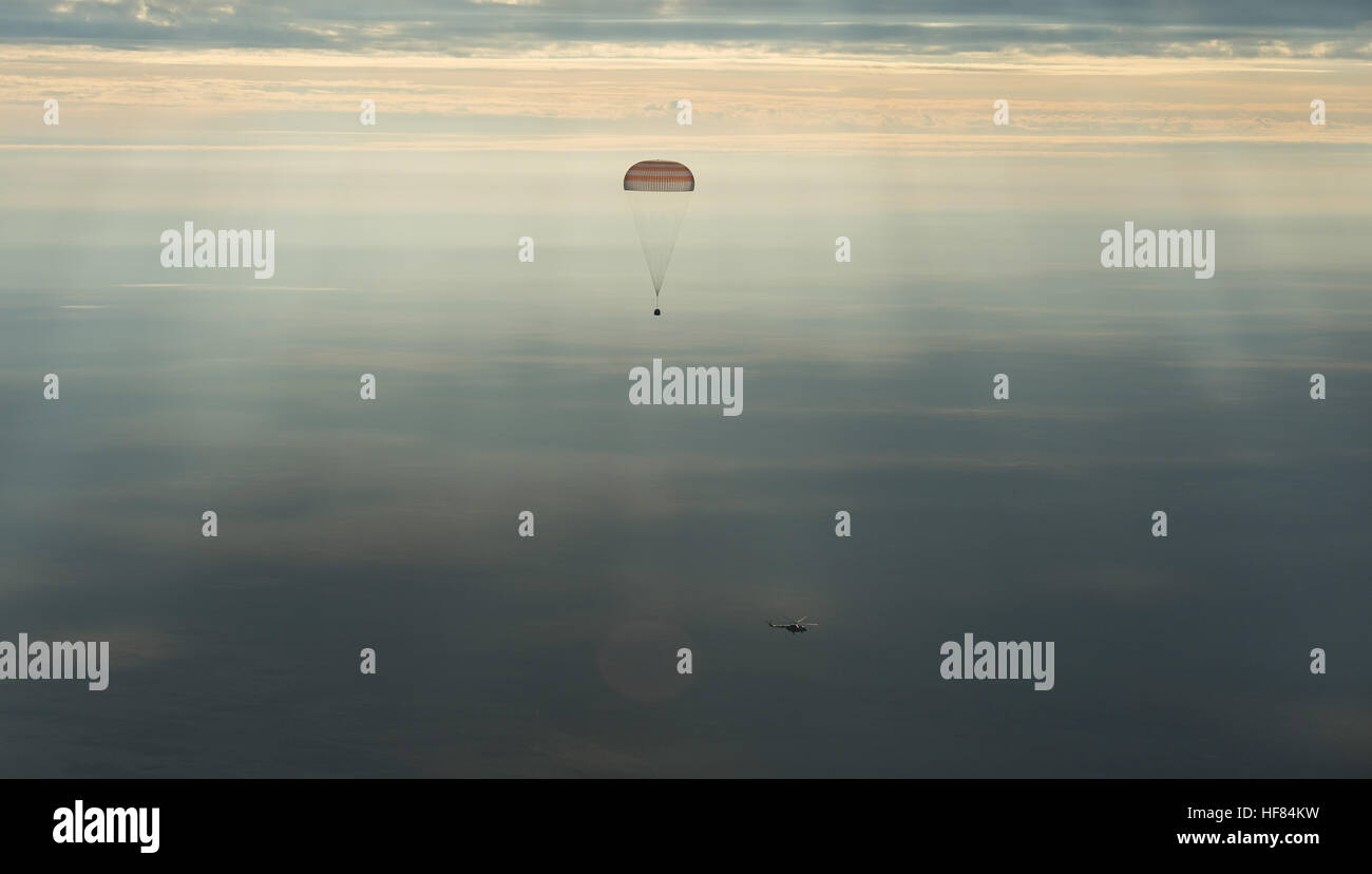 Das Raumschiff Sojus MS-01 wird gesehen, wie es mit Expedition 49-Crew-Mitglieder-NASA-Astronaut Kate Rubins, russische Kosmonauten Anatoly Ivanishin von Roskosmos und Astronaut Takuya Onishi der Japan Aerospace Exploration Agency (JAXA) in der Nähe der Stadt Zhezkazgan, Kasachstan über Sonntag, 30. Oktober 2016 (Kasachisch Zeit) landet. Rubins, Ivanishin und Onishi sind nach 115 Tagen im Weltraum zurück wo sie als Mitglieder der Expedition 48 und 49 Mannschaften an Bord der internationalen Raumstation ISS dienten. Stockfoto