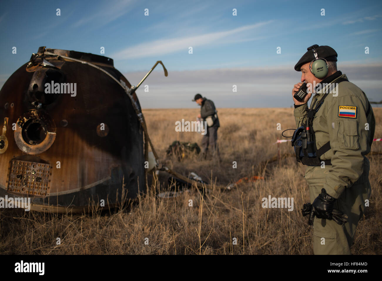 Russische Such-und Rettungsteams angekommen das Raumschiff Sojus MS-01, kurz nachdem es mit Expedition 49-Crew-Mitglieder-NASA-Astronaut Kate Rubins, russische Kosmonauten Anatoly Ivanishin von Roskosmos und Astronaut Takuya Onishi der Japan Aerospace Exploration Agency (JAXA) in der Nähe der Stadt Zhezkazgan, Kasachstan über Sonntag, 30. Oktober 2016 (Kasachisch Zeit) gelandet. Rubins, Ivanishin und Onishi sind nach 115 Tagen im Weltraum zurück wo sie als Mitglieder der Expedition 48 und 49 Mannschaften an Bord der internationalen Raumstation ISS dienten. Stockfoto