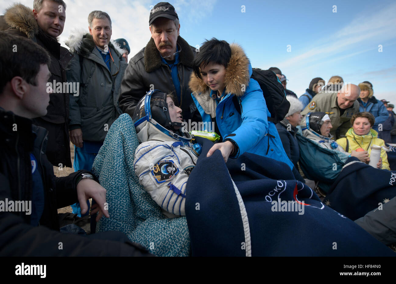 Expedition 49 NASA Astronaut Kate Rubins, links, spricht mit russischen Krankenschwester Raksana Batsmanova kurz nach She russischen Kosmonauten Anatoly Ivanishin von Roskosmos, Recht, und Astronaut Takuya Onishi von der Japan Aerospace Exploration Agency (JAXA) (nicht abgebildet) landete am Sonntag, 30. Oktober 2016 (Kasachisch Zeit) in einer abgelegenen Gegend in der Nähe der Stadt Zhezkazgan, Kasachstan. Rubins, Ivanishin und Onishi sind nach 115 Tagen im Weltraum zurück wo sie als Mitglieder der Expedition 48 und 49 Mannschaften an Bord der internationalen Raumstation ISS dienten. Stockfoto