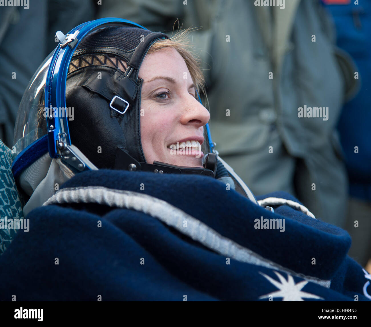 Expedition 49-NASA-Astronaut Kate Rubins Rest in einem Stuhl kurz nachdem sie russische Kosmonauten Anatoly Ivanishin von Roskosmos und Astronaut Takuya Onishi der Japan Aerospace Exploration Agency (JAXA) landete in einer abgelegenen Gegend in der Nähe der Stadt Zhezkazgan, Kasachstan über Sonntag, 30. Oktober 2016 (Kasachisch-Zeit). Rubins, Ivanishin und Onishi sind nach 115 Tagen im Weltraum zurück wo sie als Mitglieder der Expedition 48 und 49 Mannschaften an Bord der internationalen Raumstation ISS dienten. Stockfoto