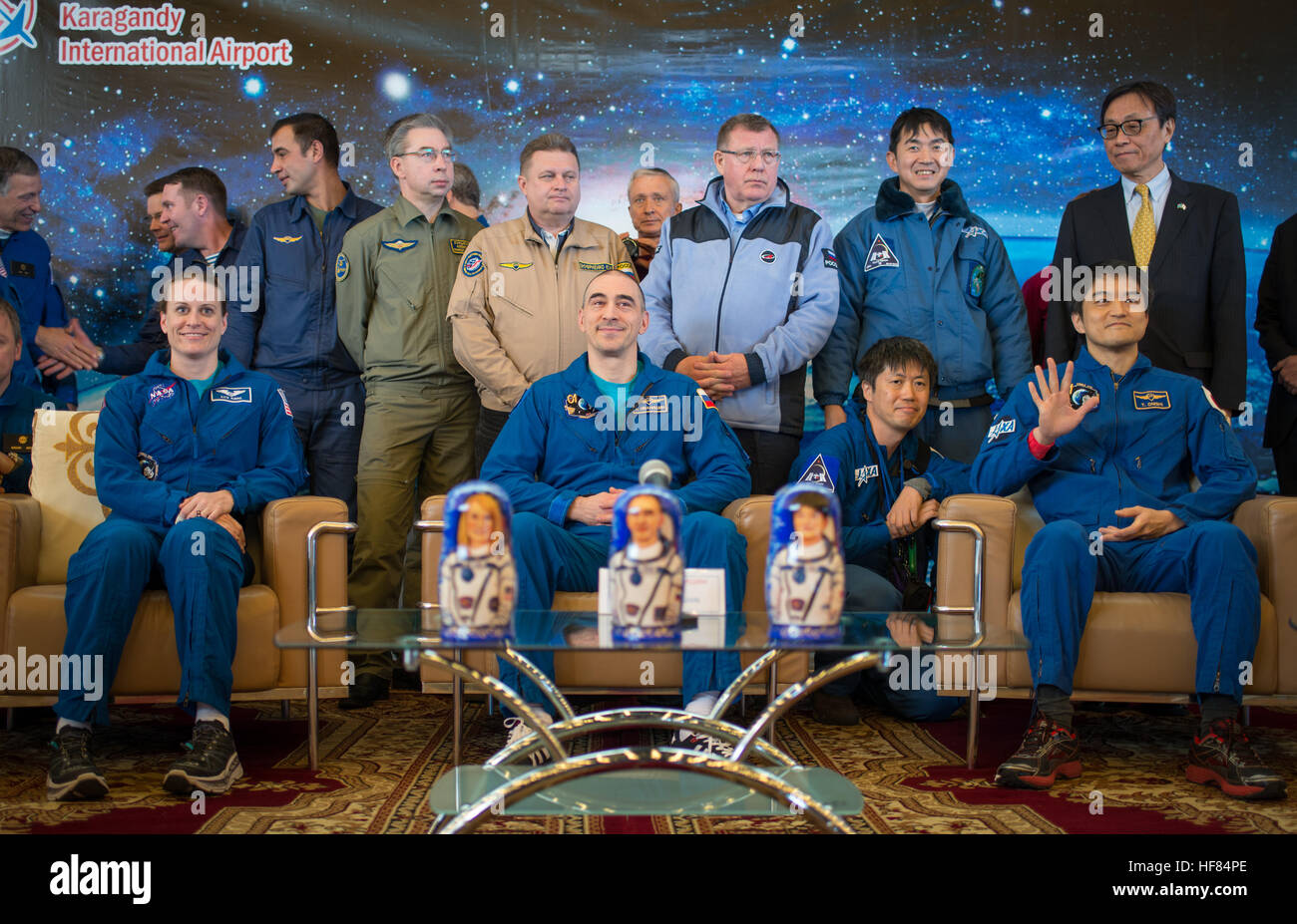 Expedition-49 Crew-Mitglieder-NASA-Astronaut Kate Rubins, links, russische Kosmonauten Anatoly Ivanishin von Roskosmos, Center und Astronaut Takuya Onishi der Japan Aerospace Exploration Agency (JAXA) sind bei einer Begrüßung am Flughafen Karaganda in Kasachstan auf Sonntag, 30. Oktober 2016 sehen. 2016 (Kasachisch-Zeit). Rubins, Ivanishin und Onishi sind nach 115 Tagen im Weltraum zurück wo sie als Mitglieder der Expedition 48 und 49 Mannschaften an Bord der internationalen Raumstation ISS dienten. Stockfoto