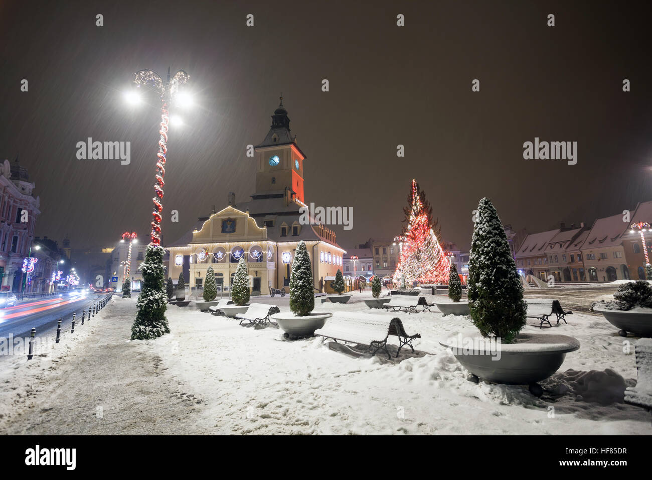 Brasov Council House Nachtansicht dekoriert für Weihnachten und traditionellen Wintermarkt in der Altstadt gelegen, Rumänien Stockfoto
