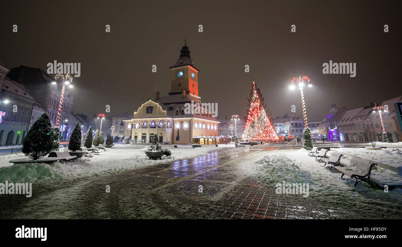Brasov Council House Nachtansicht mit Weihnachtsbaum geschmückt und traditionellen Wintermarkt in der Altstadt gelegen, Rumänien Stockfoto