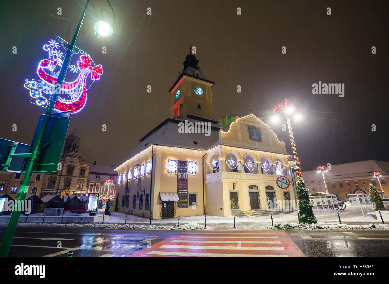 BRASOV, Rumänien - 15. Dezember 2016: Brasov Council House Nachtansicht dekoriert für Weihnachten und traditionellen Wintermarkt in der Altstadt gelegen, Roma Stockfoto