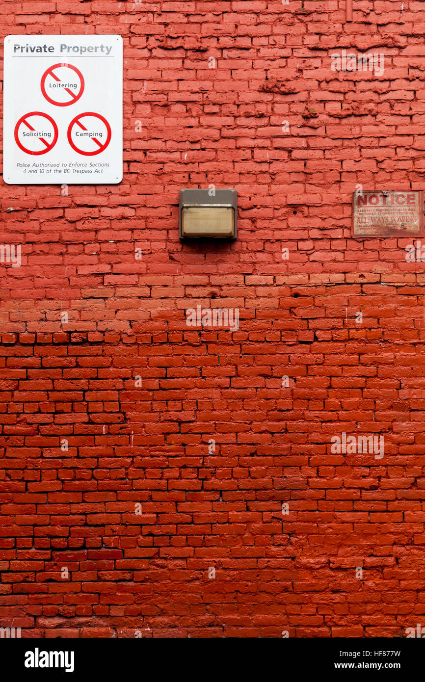 Malte aus rotem Backstein Außenwand in einer Gasse Stockfoto