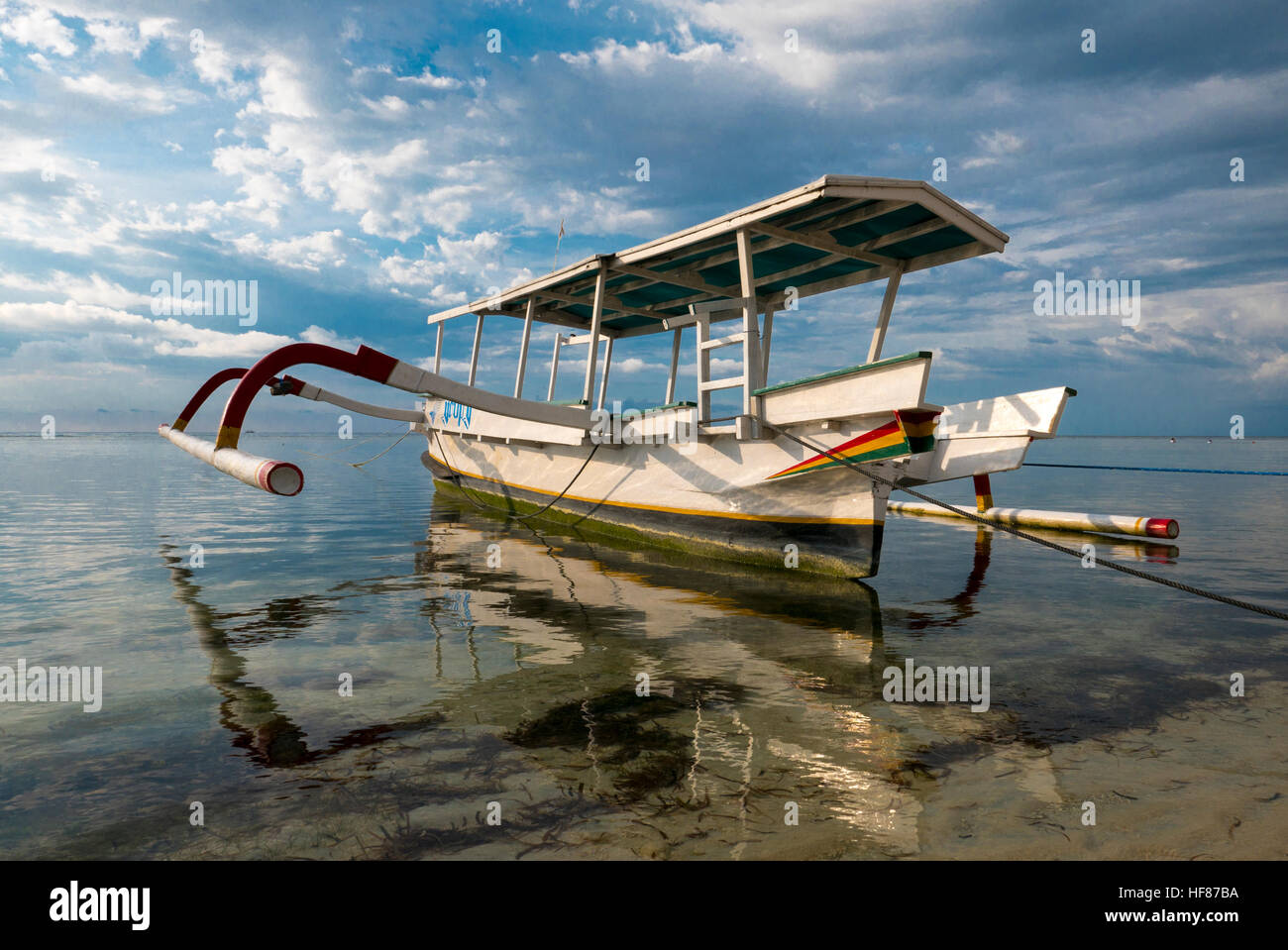 Traditionelle Jukung, Angelboot/Fischerboot auf Gili Air Insel Lombok, Indonesien. Stockfoto