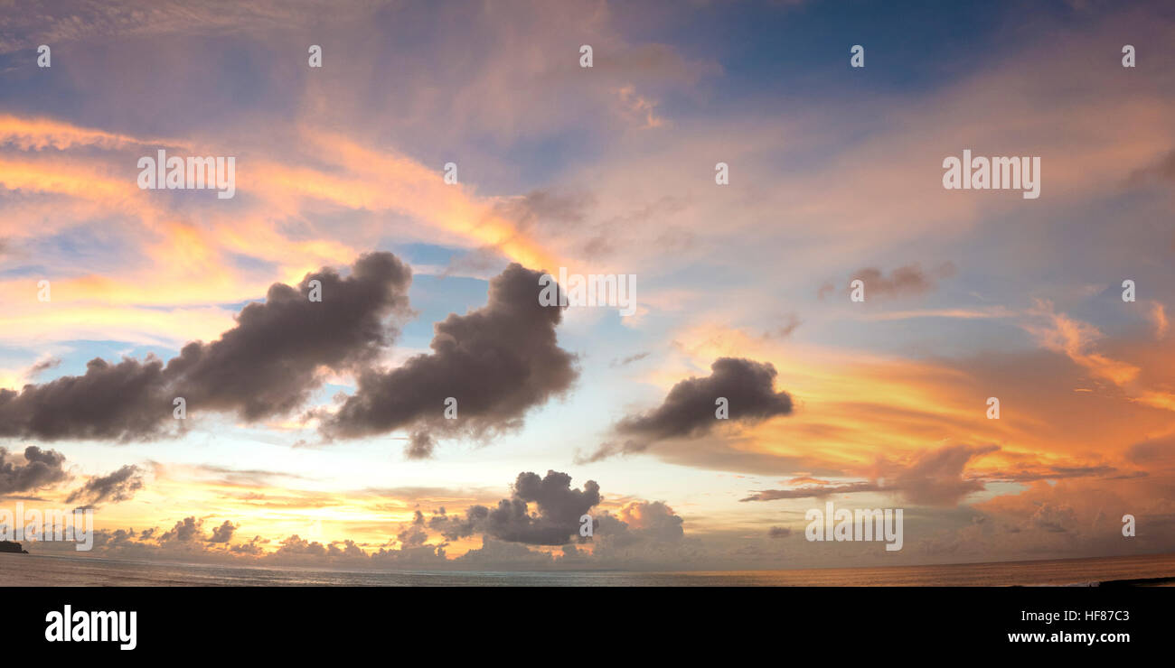 Traumhaften Sonnenuntergang am Uluwatu Beach in Bali. Indonesien Stockfoto