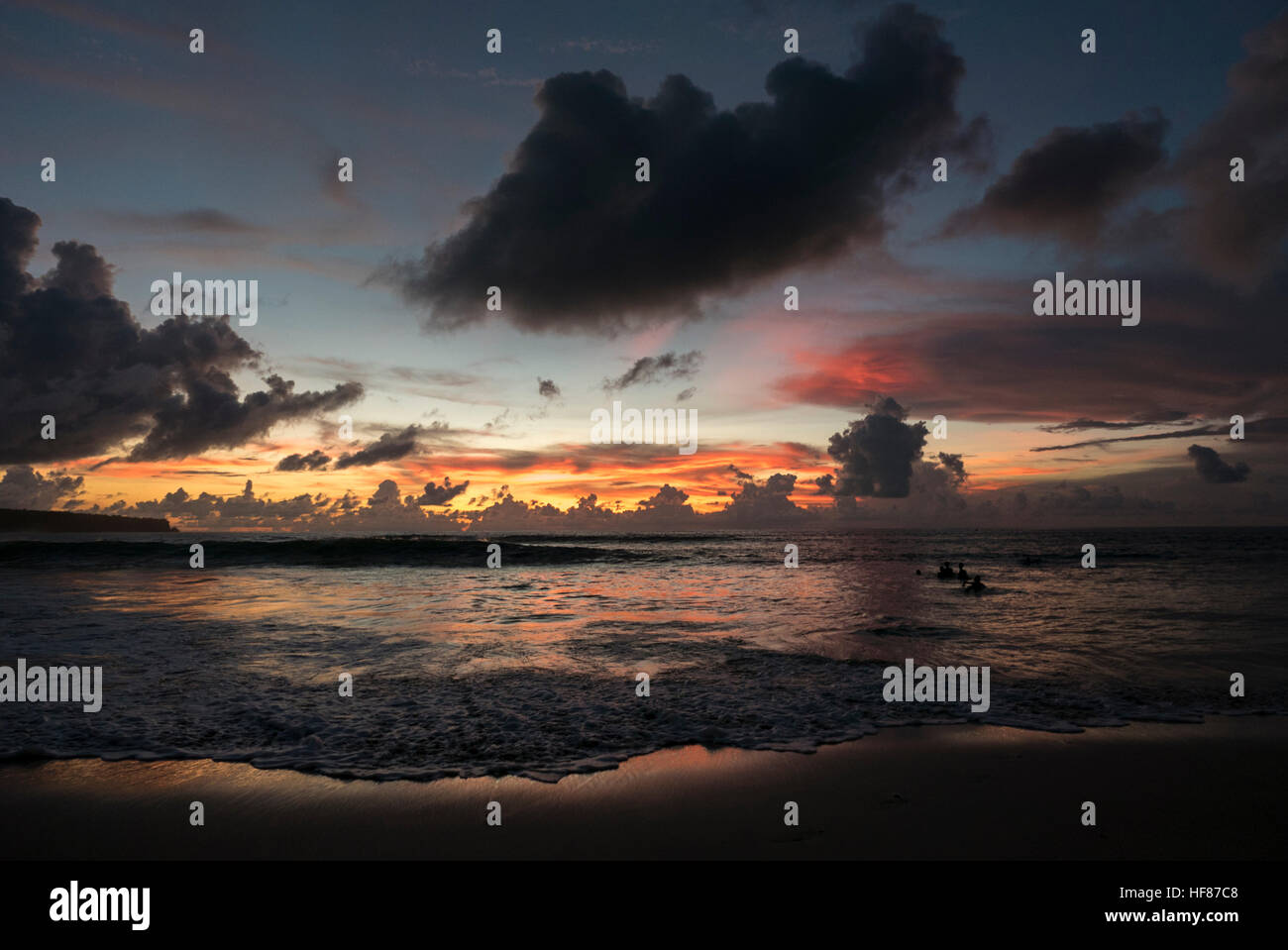 Traumhaften Sonnenuntergang am Uluwatu Beach in Bali. Indonesien Stockfoto