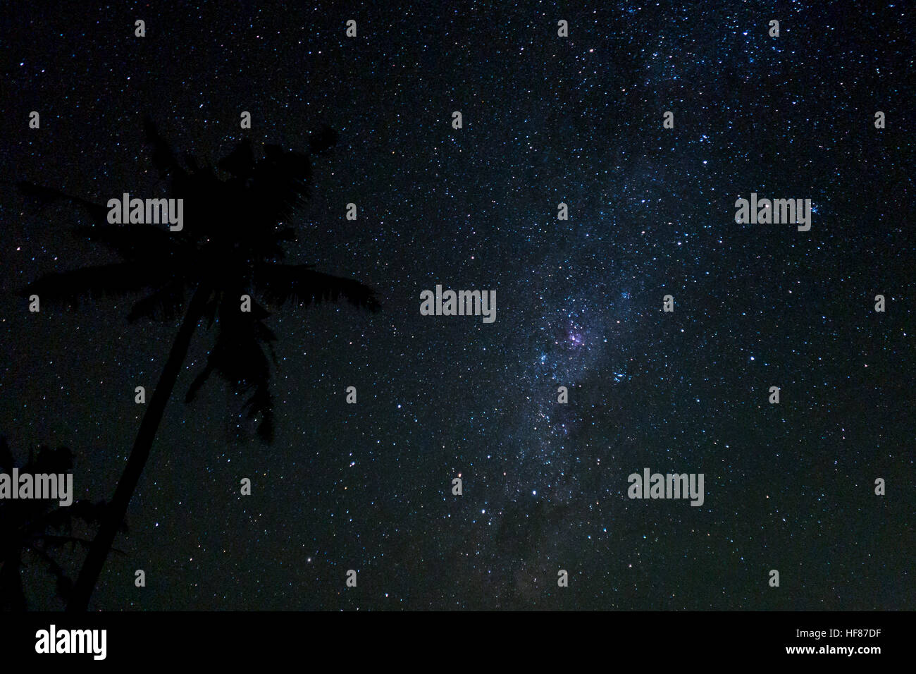 Nachthimmel mit Menge von glänzenden Sternen nachts Nyepi in Balian, Bali Stockfoto