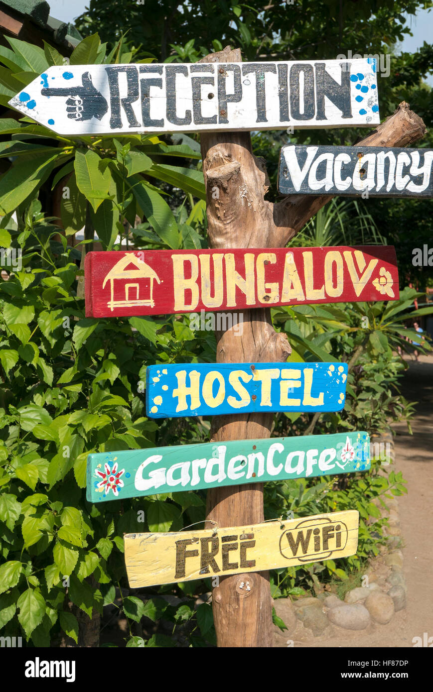 Hostel-Schilder mit Natur Hintergrund auf Gili Air Insel, Bali Stockfoto