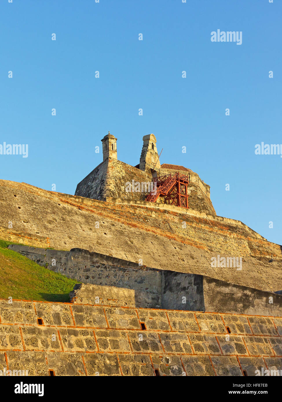 Bell und Beobachtung Türme auf der Festung San Felipe de Barajas in Cartagena, Kolumbien. Stockfoto