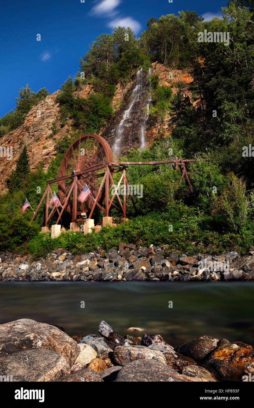 Wasserfall und Wasserrad in Idaho Springs Colorado neben der Autobahn i-70. Stockfoto