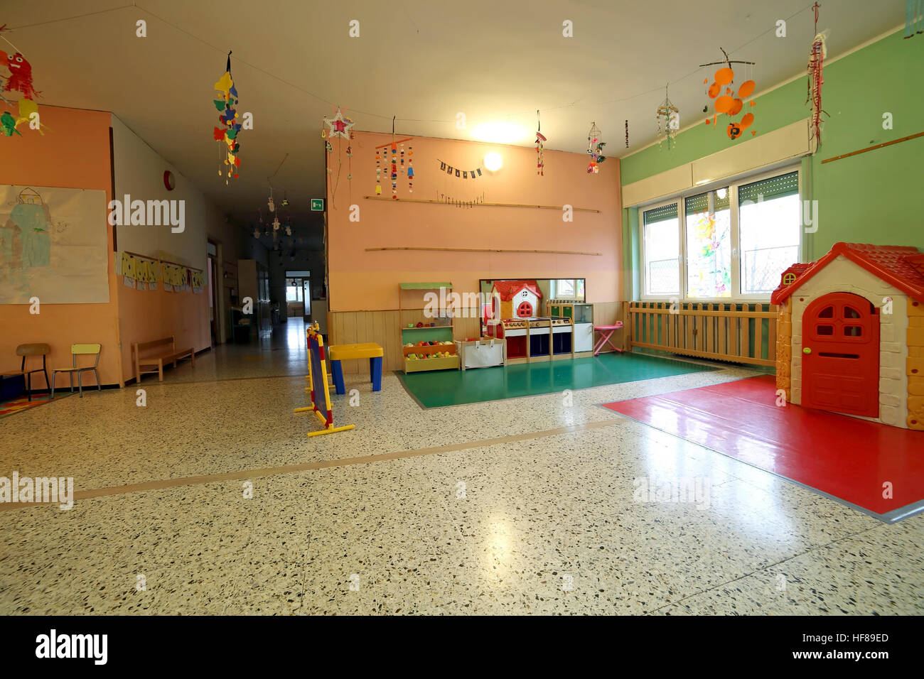 Atrium und Halle einer Schule für Kinder ohne Menschen Stockfoto