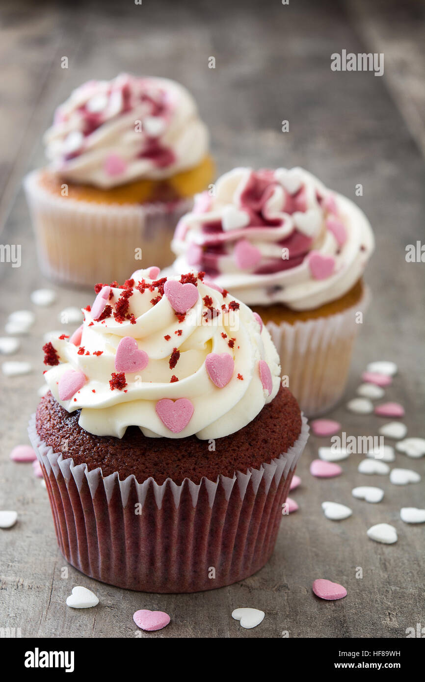 Valentine Cupcakes dekoriert mit süßen Herzen auf Holztisch Stockfoto