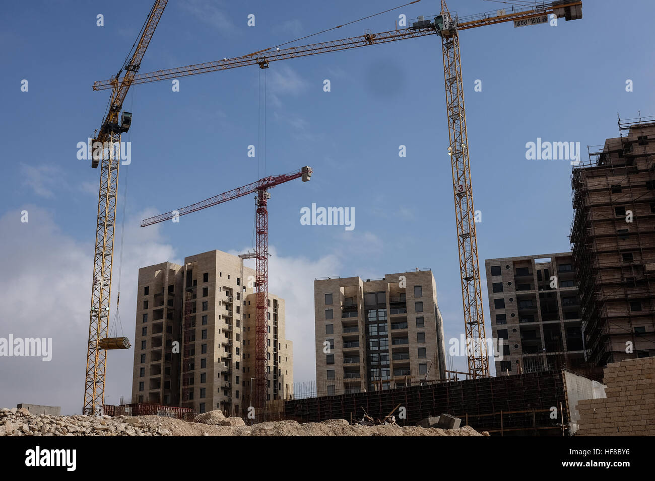 Ost-Jerusalem, Israel. 28. Dezember 2016. Wohnungsbau ist im Gange in Homat Shmuel oder Har Homa in Ost-Jerusalem, auf dem Land enteignet, 1991. Obwohl Israel umstritten, gilt Homat Shmuel eine illegalen israelischen Siedlung von weiten Teilen der Welt. UN-Sicherheitsrat den letzten Auflösung 2334 des 23. Dezember 2016 verurteilt israelische Siedlungen in Ostjerusalem und im Westjordanland, eine Auflösung, die durch US-Enthaltung übergeben. Secretary Of State Kerry wird voraussichtlich seine Vision für die Beendigung des israelisch-palästinensischen Konflikts in einer Rede später heute legen. Stockfoto