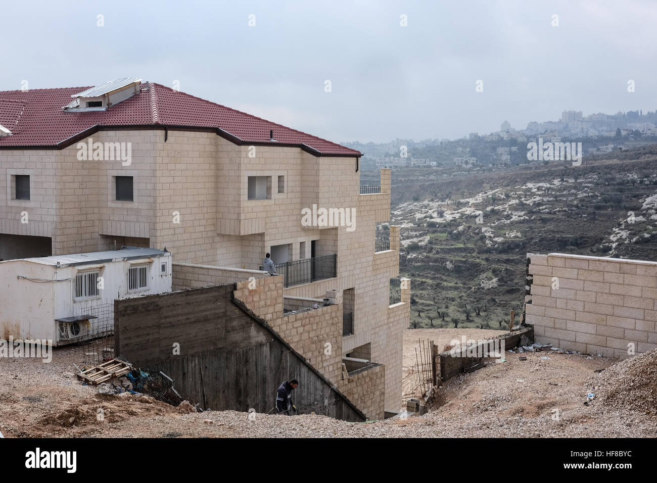 Ost-Jerusalem, Israel. 28. Dezember 2016. Wohnungsbau ist im Gange in Homat Shmuel oder Har Homa in Ost-Jerusalem, auf dem Land enteignet, 1991. Bethlehem ist im fernen Hintergrund sichtbar. Obwohl Israel umstritten, gilt Homat Shmuel eine illegalen israelischen Siedlung von weiten Teilen der Welt. UN-Sicherheitsrat den letzten Auflösung 2334 des 23. Dezember 2016 verurteilt israelische Siedlungen in Ostjerusalem und im Westjordanland, eine Auflösung, die durch US-Enthaltung übergeben. Secretary Of State Kerry wird erwartet, dass seine Vision für die Beendigung des israelisch-palästinensischen Konflikts lag Stockfoto