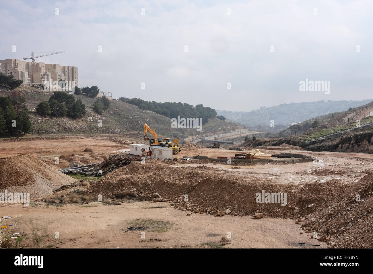 Ost-Jerusalem, Israel. 28. Dezember 2016. Wohnungsbau ist im Gange in Homat Shmuel oder Har Homa in Ost-Jerusalem, auf dem Land enteignet, 1991. Obwohl Israel umstritten, gilt Homat Shmuel eine illegalen israelischen Siedlung von weiten Teilen der Welt. UN-Sicherheitsrat den letzten Auflösung 2334 des 23. Dezember 2016 verurteilt israelische Siedlungen in Ostjerusalem und im Westjordanland, eine Auflösung, die durch US-Enthaltung übergeben. Secretary Of State Kerry wird voraussichtlich seine Vision für die Beendigung des israelisch-palästinensischen Konflikts in einer Rede später heute legen. Stockfoto