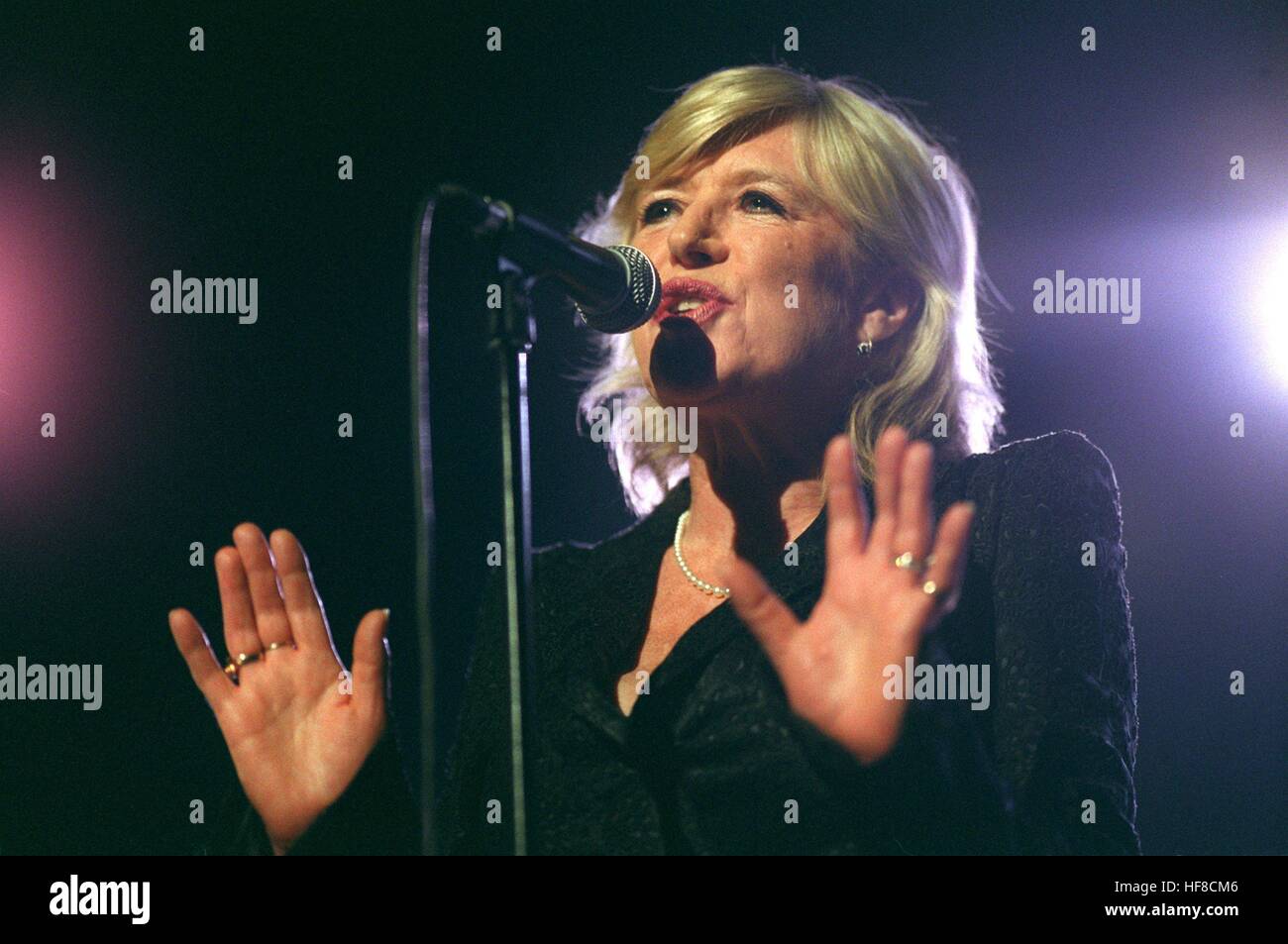 Mainz, Deutschland. 14. November 2002. (Dpa) - führt Sängerin Marianne Faithfull auf der Bühne in Mainz, Deutschland, 14. November 2002. Sie präsentierte Songs aus ihrem neuen Album "Kissin ' Time", ihr erstes Album seit drei Jahren. Geboren am 29. Dezember 1946 in London als Tochter einer Literaturprofessorin und eine österreichische Baronin, begann ihre Gesangskarriere in 1964 als sie Rolling Stones-Frontmann Jagger, erzielte ihren ersten Hit mit "As Tears Go By" datierte. | Nutzung weltweit © Dpa/Alamy Live-Nachrichten Stockfoto