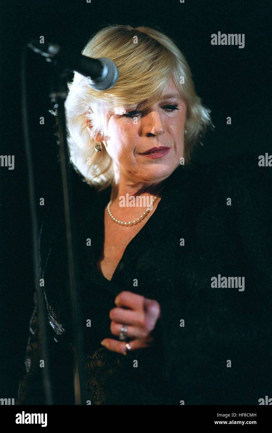 Mainz, Deutschland. 14. November 2002. (Dpa) - führt Sängerin Marianne Faithfull auf der Bühne in Mainz, Deutschland, 14. November 2002. Sie präsentierte Songs aus ihrem neuen Album "Kissin ' Time", ihr erstes Album seit drei Jahren. Geboren am 29. Dezember 1946 in London als Tochter einer Literaturprofessorin und eine österreichische Baronin, begann ihre Gesangskarriere in 1964 als sie Rolling Stones-Frontmann Jagger, erzielte ihren ersten Hit mit "As Tears Go By" datierte. | Nutzung weltweit © Dpa/Alamy Live-Nachrichten Stockfoto