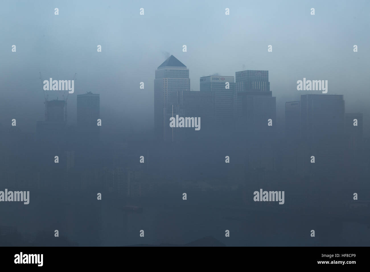 London, UK. 28. Dezember 2016. UK-Wetter: Schwere Nebelwolken über Canary Wharf Business park Gebäude © Guy Corbishley/Alamy Live News Stockfoto
