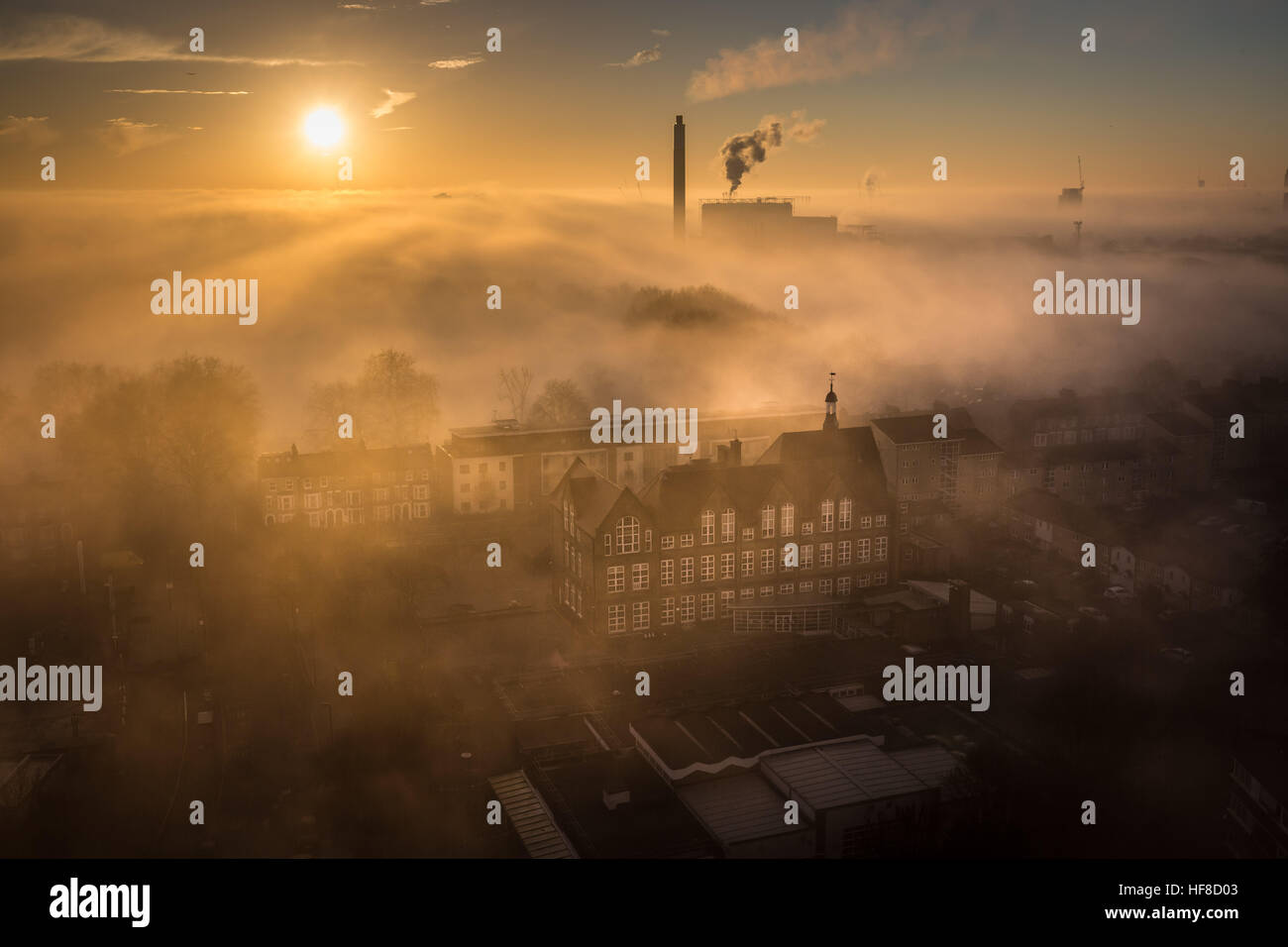 London, UK. 28. Dezember 2016. UK-Wetter: Deptford Park School gesehen durch dichten Nebel bei Sonnenuntergang in SE London © Guy Corbishley/Alamy Live News Stockfoto
