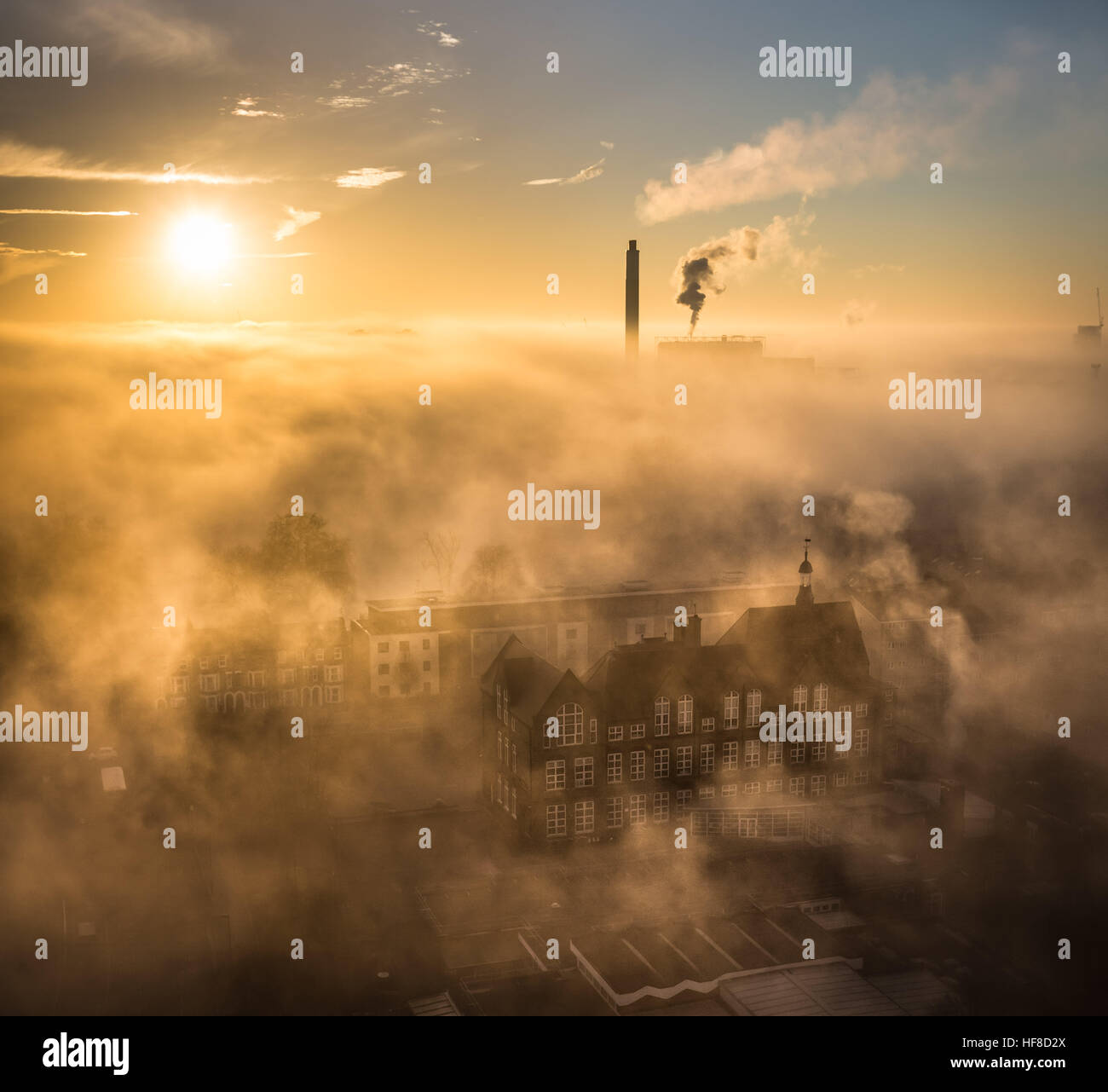 London, UK. 28. Dezember 2016. UK-Wetter: Deptford Park School gesehen durch dichten Nebel bei Sonnenuntergang in SE London © Guy Corbishley/Alamy Live News Stockfoto
