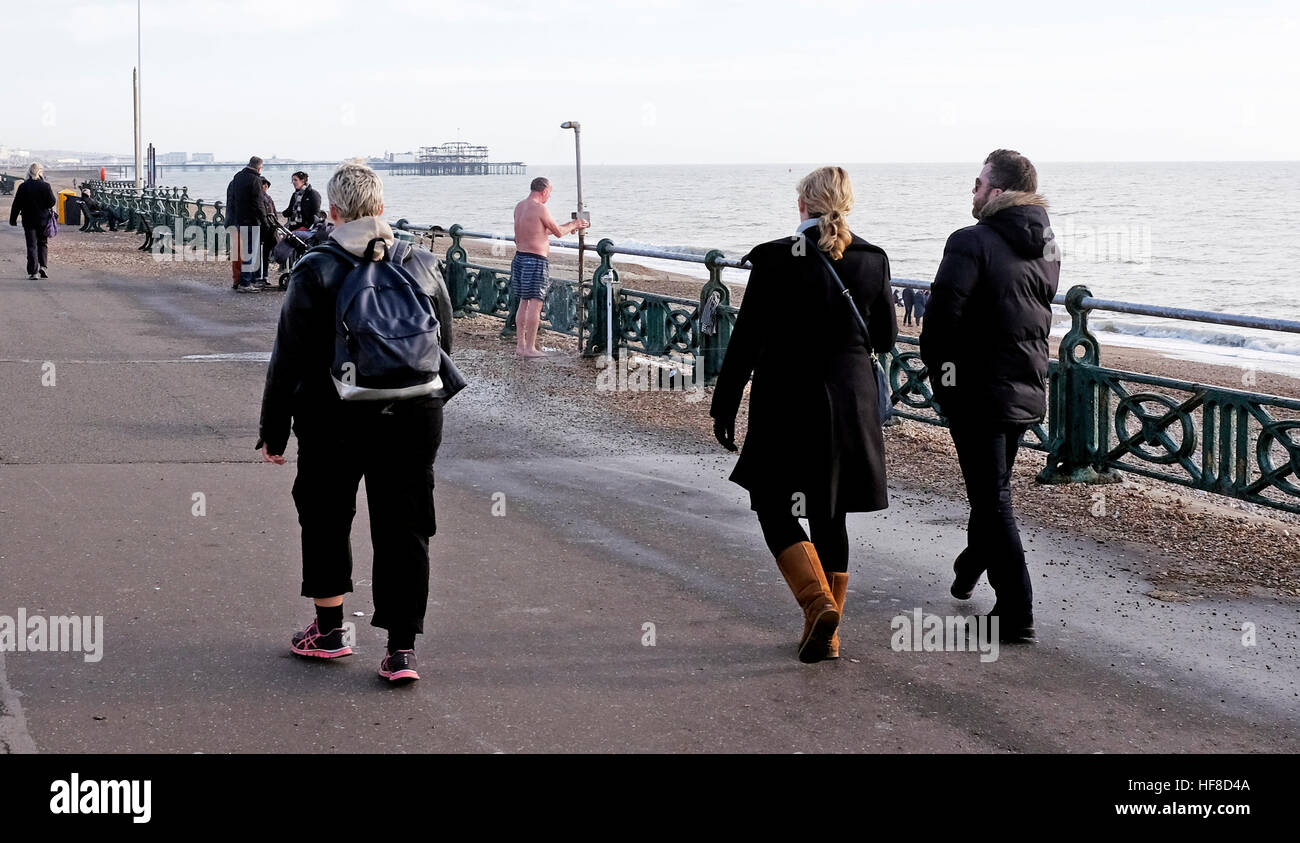 Brighton uk 28. Dezember 2016 - es war ein schöner Nachmittag für einen Spaziergang oder eine Dusche entlang der Küste von Brighton und Hove im Winter Sonnenschein. Einige eingepackt warm für einen Spaziergang im Winter, während ein Mann entschieden, eine kühlende Dusche: Simon dack/alamy leben Nachrichten Stockfoto