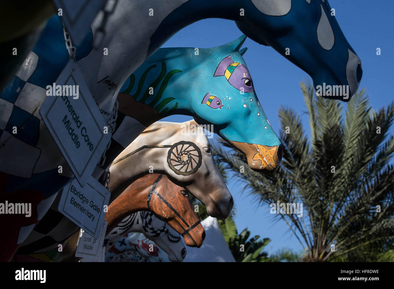 Wellington, Florida, USA. 28. Dezember 2016. Pferd-Statuen am Eingang des Palm Beach International Equestrian Center aufgereiht wurden gemalt von Schülern und Lehrern aus den staatlichen Schulen in Wellington, FL. zwölf öffentliche Schulen in Wellington startete bei einem Kunstwettbewerb 2012. Jede Schule erhielt $500. Okeeheelee Mittelschule gewann $1500 für Best of Show. Der Winter Equestrian Festival läuft von Januar 11-April 2 am Palm Beach International Equestrian Center. © Allen Eyestone/der Palm Beach Post/ZUMA Draht/Alamy Live-Nachrichten Stockfoto