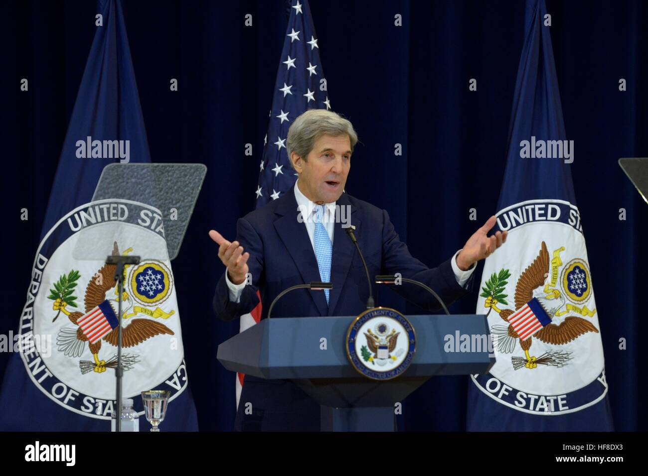 US-Außenminister John Kerry verteidigt die Obama Verwaltungen Entscheidung auf israelische Siedlungen in einer Ansprache an das State Department 28. Dezember 2016 in Washington, DC. Den USA erlaubt der UN-Sicherheitsrat zu israelische Siedlungen in einen Bruch mit der traditionellen Politik der USA illegal erklären. Stockfoto