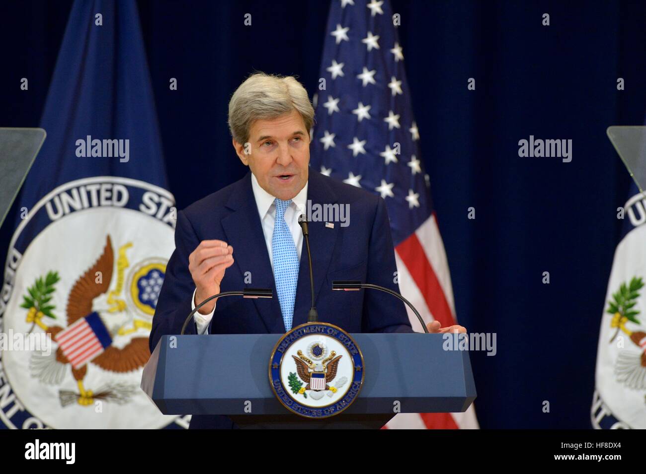 US-Außenminister John Kerry verteidigt die Obama Verwaltungen Entscheidung auf israelische Siedlungen in einer Ansprache an das State Department 28. Dezember 2016 in Washington, DC. Den USA erlaubt der UN-Sicherheitsrat zu israelische Siedlungen in einen Bruch mit der traditionellen Politik der USA illegal erklären. Stockfoto