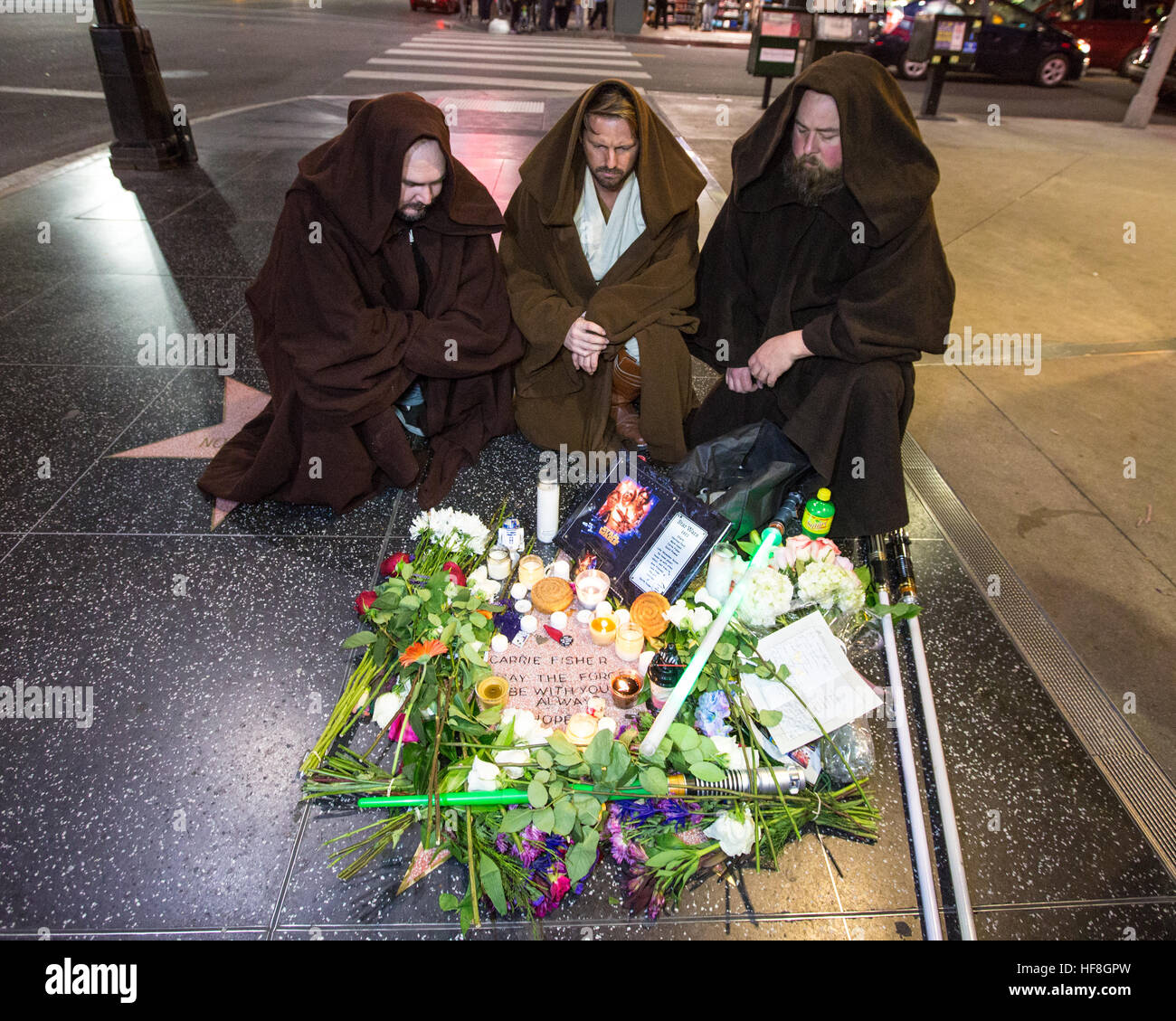 Hollywood, Kalifornien, USA. 28. Dezember 2016. Schauspielerin Carrie Fisher, die gestern am 27. Dezember verstorben ist geehrt, von Fans gekleidet in Star Wars Kostüme, Justin Sewell, Brandon Hillock und Jason Thomas in einem behelfsmäßigen Stern auf dem Hollywood Walk of Fame in Hollywood, Kalifornien, USA.  Carrie Fisher nicht über einen offiziellen Stern auf dem Hollywood Walk of Fame, so ihren Fans einen für sie aus einer leeren Stern in der Nähe des Theaters erstellt wo Star Wars Filmen ihre Premiere gehabt haben.  Bildnachweis: Sheri Determan/Alamy Live-Nachrichten Stockfoto