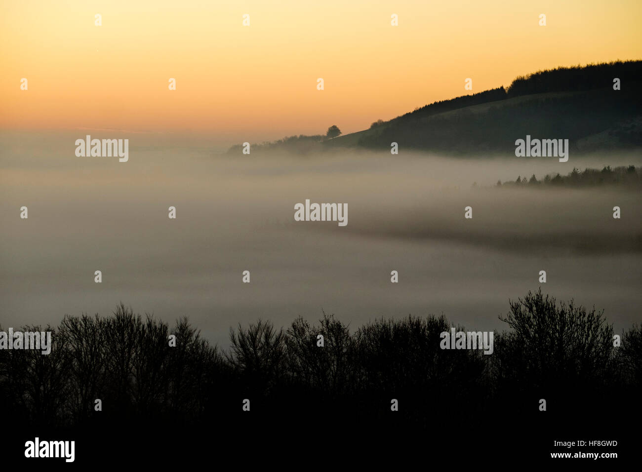 Sonnenaufgang in Arundel, Großbritannien, 29.12.2016: die Sonne geht über ein Einfrieren neblig Arun-Tal. Bild von Julie Edwards/Alamy Live-Nachrichten Stockfoto