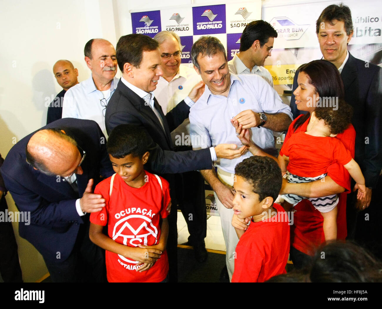 SÃO PAULO, SP - 29.12.2016: ENTREGA DE APARTAMENTOS DA PRIMEIRA PPP - im Bild gewählt Bürgermeister João Doria Familie sorgt für Schlüsselübergabe. Gouverneur Geraldo Alckmin geliefert in den Morgenstunden des Donnerstag (29), Rua São Caetano im Zentrum von São Paulo, 126 Wohnungen der ersten Public-Private Partnership (PPP) im Land Gehäuse für einkommensschwache Familien. Sie nahmen an der Veranstaltung Bürgermeister Fernando Haddad und dem Bürgermeister John Doria. (Foto: Aloisio Mauricio/Fotoarena) Stockfoto