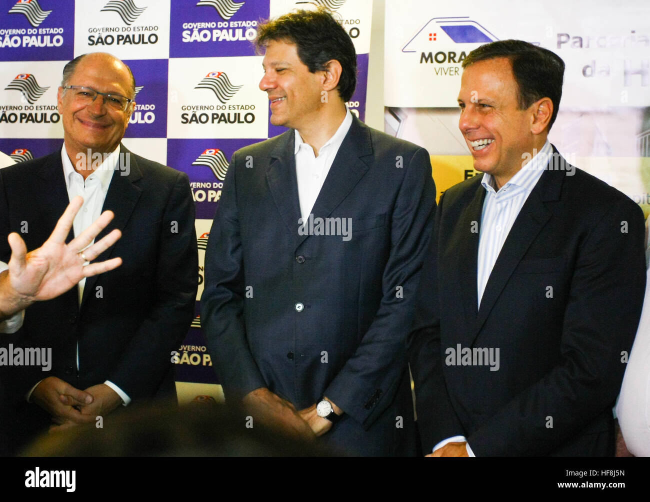 SÃO PAULO, SP - 29.12.2016: ENTREGA DE APARTAMENTOS DA PRIMEIRA PPP - im Bild von rechts. p/Esq Gouverneur Geraldo Alckmin, Bürgermeister Fernando Haddad und der Bürgermeister gewählt John Doria. Gouverneur Geraldo Alckmin geliefert in den Morgenstunden des Donnerstag (29), Rua São Caetano im Zentrum von São Paulo, 126 Wohnungen der ersten Public-Private Partnership (PPP) im Land Gehäuse für einkommensschwache Familien. Sie nahmen an der Veranstaltung Bürgermeister Fernando Haddad und dem Bürgermeister John Doria. (Foto: Aloisio Mauricio/Fotoarena) Stockfoto