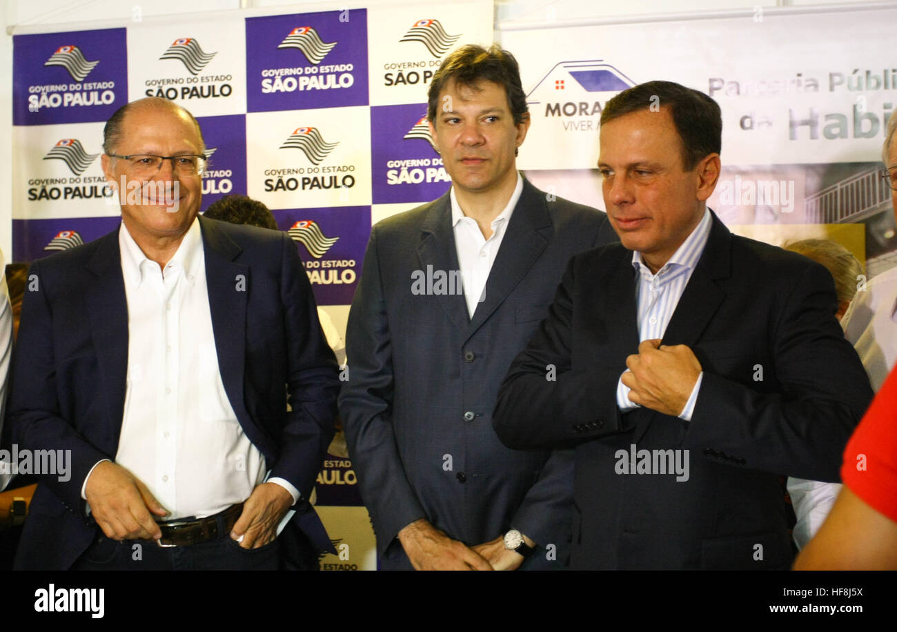 SÃO PAULO, SP - 29.12.2016: ENTREGA DE APARTAMENTOS DA PRIMEIRA PPP - im Bild von rechts. p/Esq Gouverneur Geraldo Alckmin, Bürgermeister Fernando Haddad und der Bürgermeister gewählt John Doria. Gouverneur Geraldo Alckmin geliefert in den Morgenstunden des Donnerstag (29), Rua São Caetano im Zentrum von São Paulo, 126 Wohnungen der ersten Public-Private Partnership (PPP) im Land Gehäuse für einkommensschwache Familien. Sie nahmen an der Veranstaltung Bürgermeister Fernando Haddad und dem Bürgermeister John Doria. (Foto: Aloisio Mauricio/Fotoarena) Stockfoto