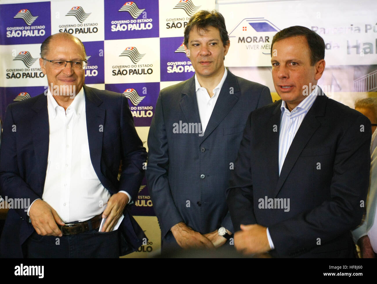 SÃO PAULO, SP - 29.12.2016: ENTREGA DE APARTAMENTOS DA PRIMEIRA PPP - im Bild von rechts. p/Esq Gouverneur Geraldo Alckmin, Bürgermeister Fernando Haddad und der Bürgermeister gewählt John Doria. Gouverneur Geraldo Alckmin geliefert in den Morgenstunden des Donnerstag (29), Rua São Caetano im Zentrum von São Paulo, 126 Wohnungen der ersten Public-Private Partnership (PPP) im Land Gehäuse für einkommensschwache Familien. Sie nahmen an der Veranstaltung Bürgermeister Fernando Haddad und dem Bürgermeister John Doria. (Foto: Aloisio Mauricio/Fotoarena) Stockfoto