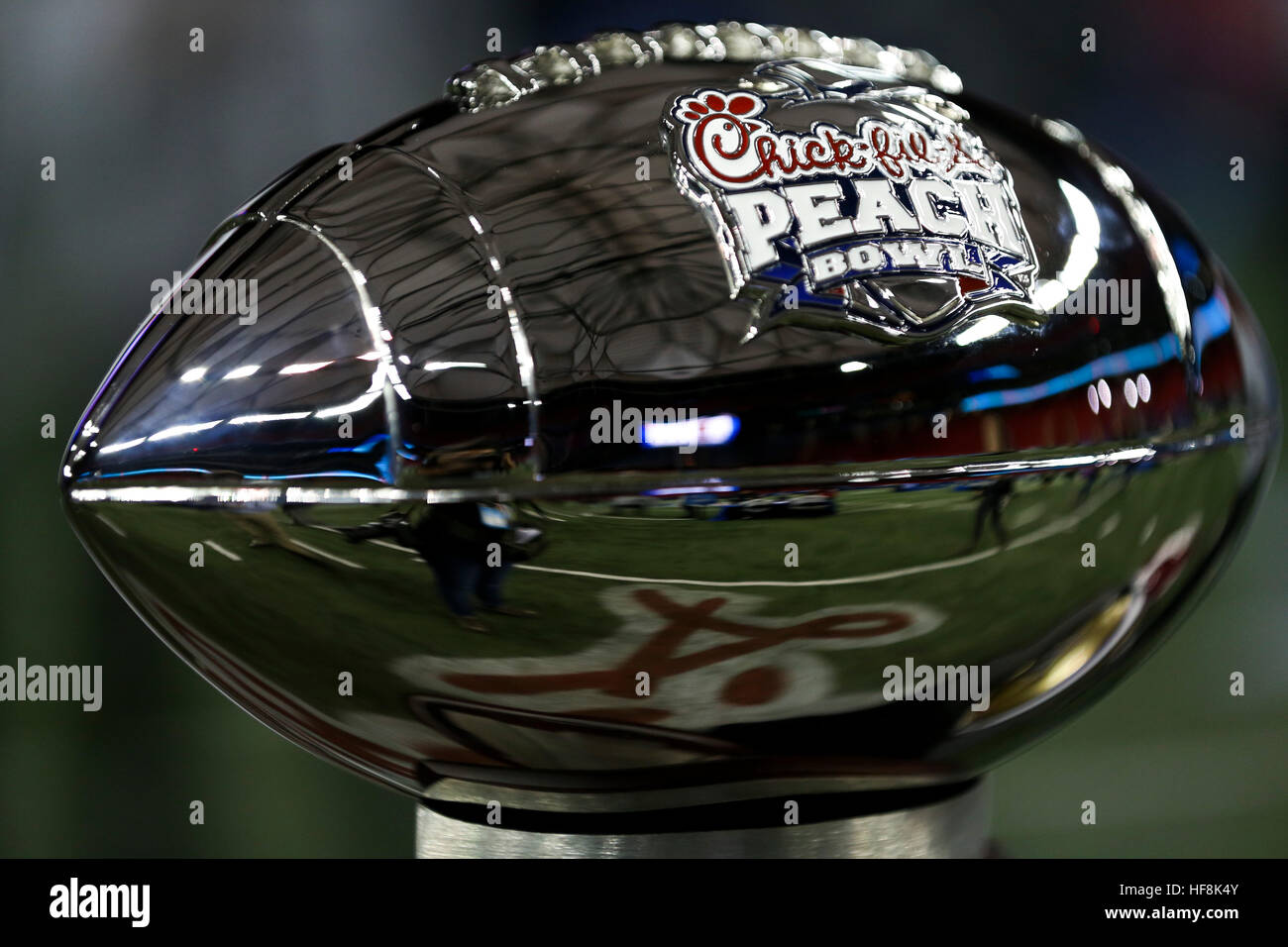 Atlanta, Florida, USA. 29. Dezember 2016. MONICA HERNDON | Times.The Pokal für das Küken Fil A Peach Bowl College Football Halbfinale fotografiert während Medientag auf Donnerstag, 29. Dezember 2016 im Georgia Dome in Atlanta, Georgia. © Monica Herndon/Tampa Bay Times / ZUMA Draht/Alamy Live News Stockfoto