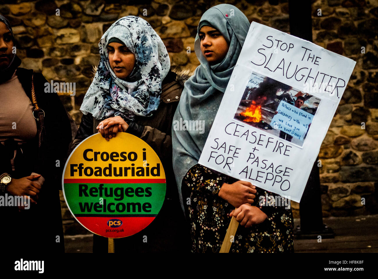 Cardiff, UK. 29. Dezember 2016. Demonstranten versammeln sich am Schloss von Cardiff in Wales zu sensibilisieren und zeigen ihre Solidarität mit dem Volk von Aleppo in den Krieg zerrissenen Land Syrien © Jim Holz/Alamy Live News Stockfoto