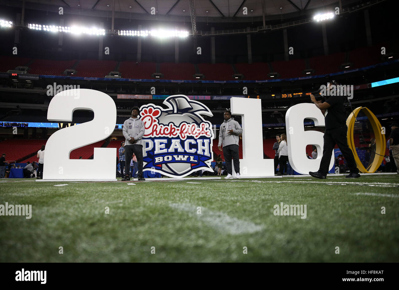 Atlanta, Florida, USA. 29. Dezember 2016. MONICA HERNDON | Zeiten. (10) und Lavon Coleman (22) Pose für Fotos während Washington Medientag für das Küken Fil A Peach Bowl College Football Halbfinale auf Donnerstag, 29. Dezember 2016 im Georgia Dome in Atlanta, Georgia. © Monica Herndon/Tampa Bay Times / ZUMA Draht/Alamy Live News Stockfoto