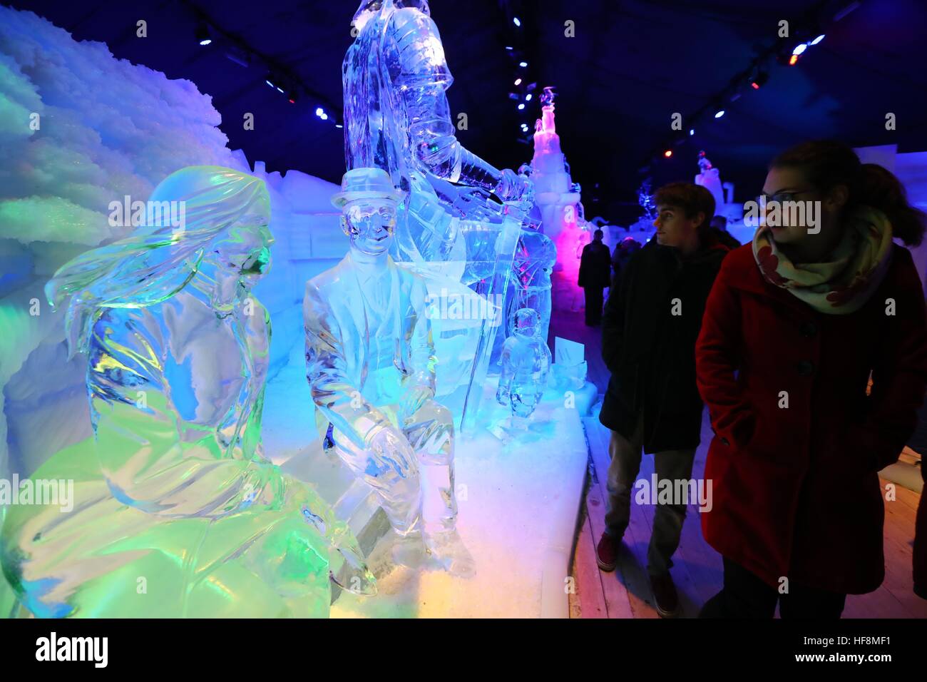 Brüssel, Belgien. 29. Dezember 2016. Leute betrachten die Eisskulpturen auf der Ice Magic Show in Hasselt, Belgien, 29. Dezember 2016. © Gong Bing/Xinhua/Alamy Live-Nachrichten Stockfoto