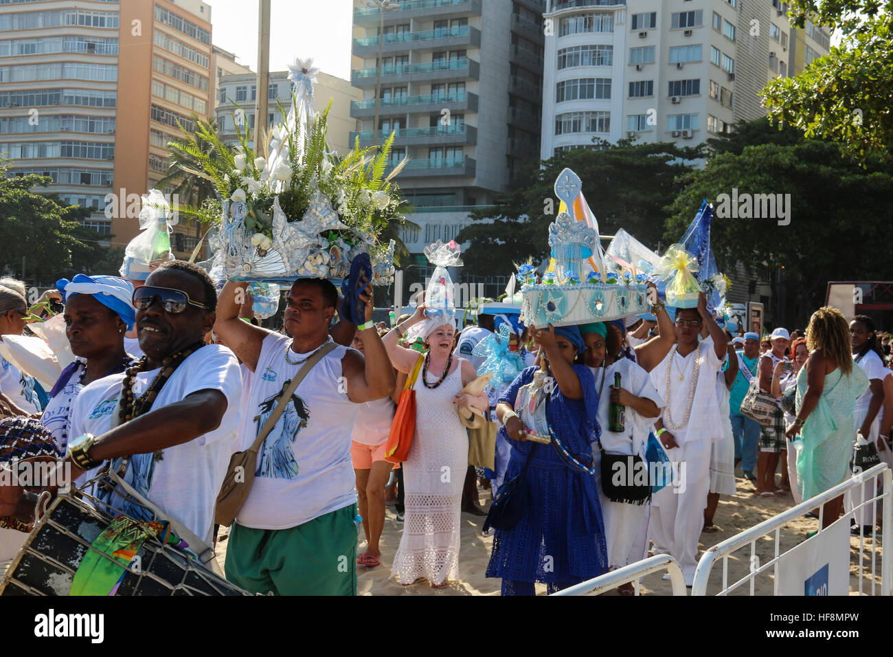 Rio De Janeiro, Brasilien. 29. Dezember 2016. Anhänger der Umbanda und Candomblé feiern Iemanjá, Orixá bekannt als Königin des Meeres. In der Tradition der brasilianischen Religionen afrikanischen Hue Opfergaben Anhänger bitten für ein erfolgreiches neues Jahr. Die Iemanjá Party von Mercadão de Madureira nimmt ein Bild von etwa 2 Meter hoch durch die Straßen der Stadt in offenen Wagen. Das Bild lässt die Mercadão Madureira und geht bis Copacabana, wo gibt es eine Reihe von religiösen Feiern der Umbanda und Candomblé. Bildnachweis: Luiz Souza/Alamy Live-Nachrichten Stockfoto