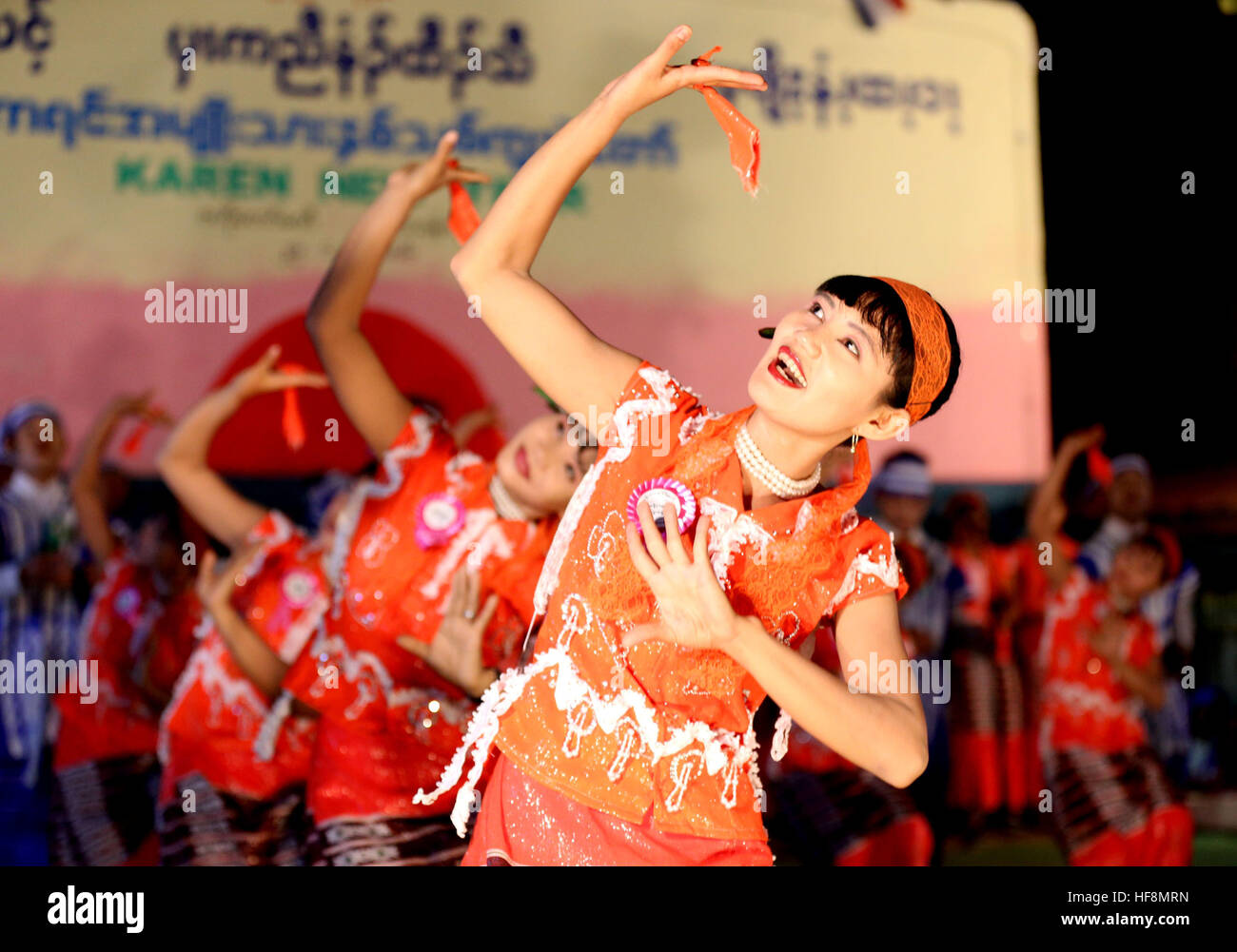 Yangon, Myanmar. 29. Dezember 2016. Mitglieder der Truppe Karen ethnischen Künstler führen die traditionelle 'getan-Yain"Tanz anlässlich die Karen Silvester Feier in Yangon, Myanmar, 29. Dezember 2016. Karen Silvester Feier wird am ersten Tag des Monats Pyathoe im Karen Kalender, einschließlich singen, tanzen, reden und der Verzehr von viel Essen und Alkohol bezeugt. © U Aung/Xinhua/Alamy Live-Nachrichten Stockfoto