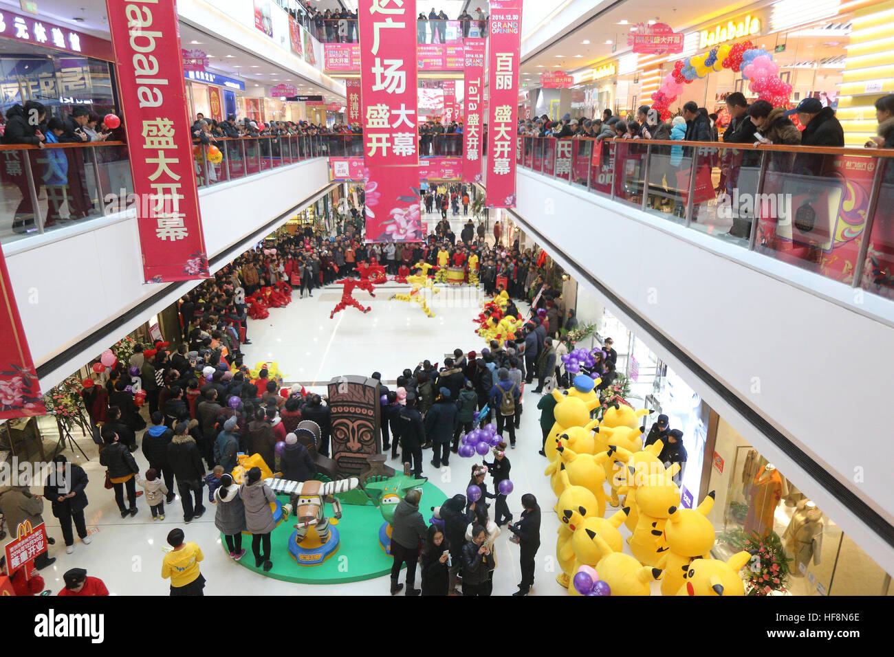 Binzhou, Binzhou, China. 30. Dezember 2016. Hunderte von Menschen in Kostümen der "Pikachu" zeigen in einem neu eröffneten Einkaufszentrum in Binzhou, Ost-China Shandong Provinz, 30. Dezember 2016. Pikachu ist eine Art von Pokemon, fiktive Kreaturen, die in einer Auswahl von Video-Spiele, animierte TV-Shows und Filme, Sammelkartenspiele, erscheinen und Comics lizenziert von der Pokemon Company, eine japanische Körperschaft. © SIPA Asien/ZUMA Draht/Alamy Live-Nachrichten Stockfoto