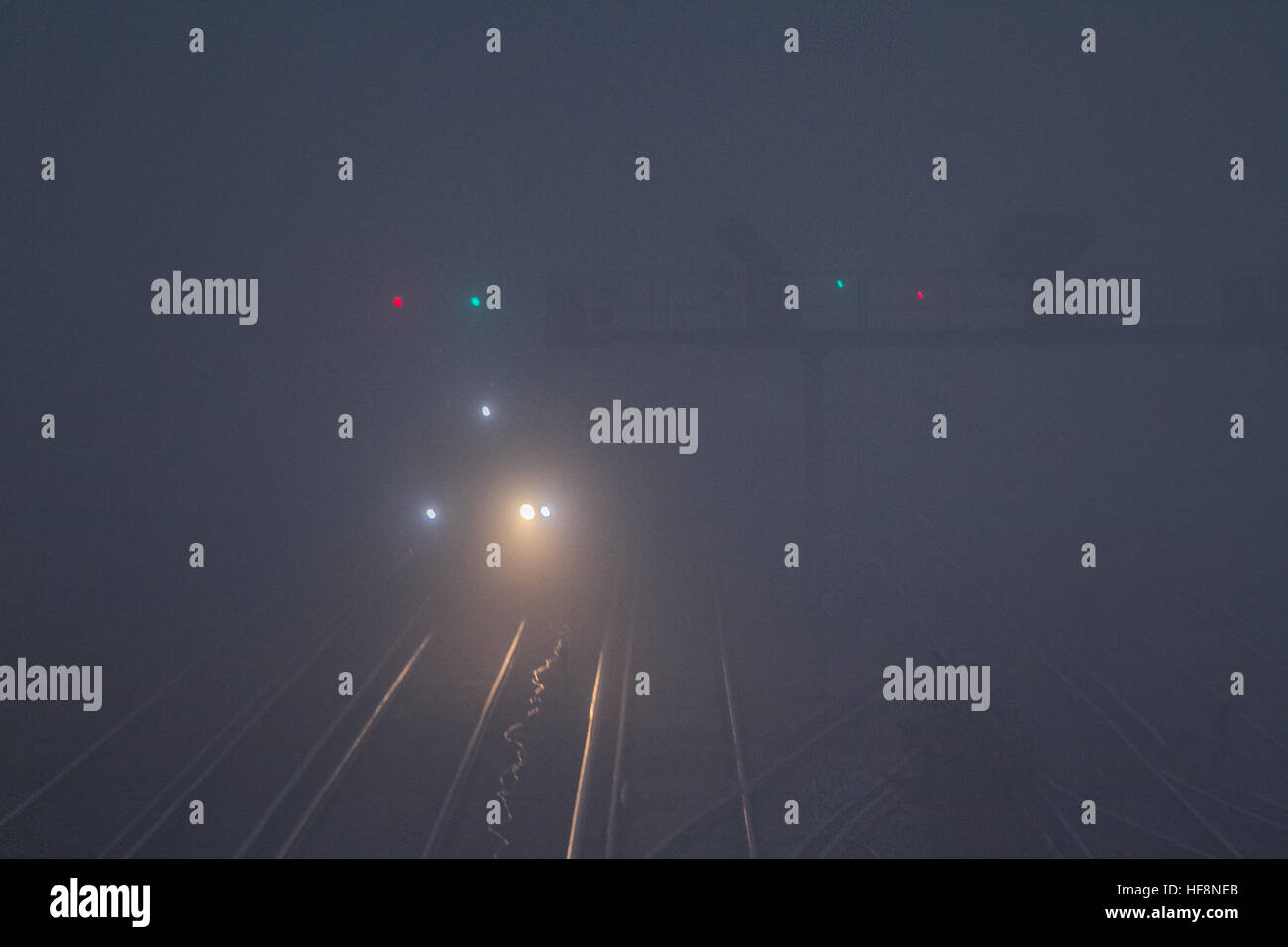 Wimbledon London, UK. 30. Dezember 2016. Eine s-Bahn fährt durch Einfrieren Nebel in Wimbledon © Amer Ghazzal/Alamy Live-Nachrichten Stockfoto