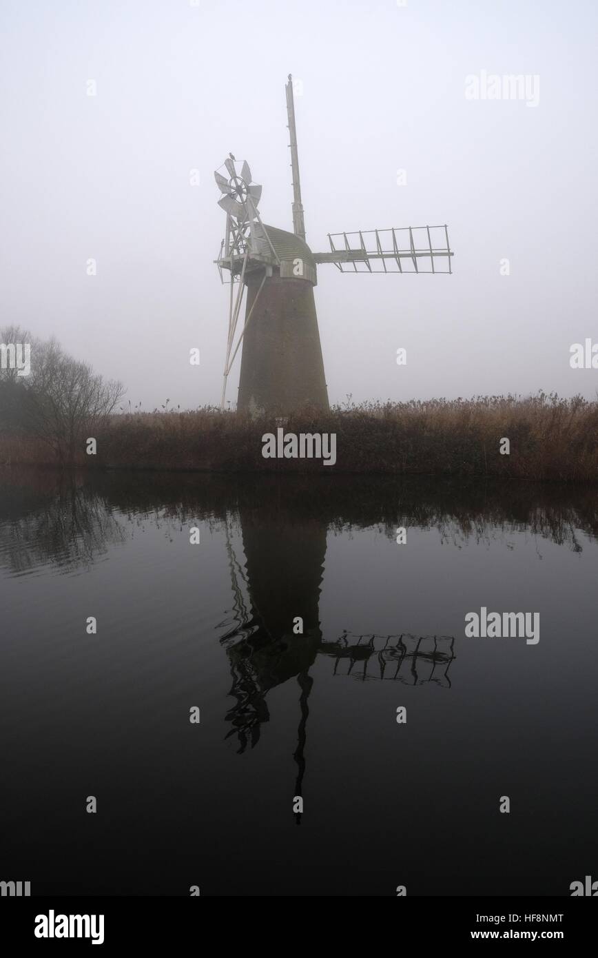 Ludham, Norfolk. 30. Dezember 2016. Großbritannien Wetter, einen nebligen Start in den Tag auf dem Fluss Ameise auf den Norfolk Broads. Bildnachweis: East Anglian Bild Service/Alamy Live-Nachrichten Stockfoto