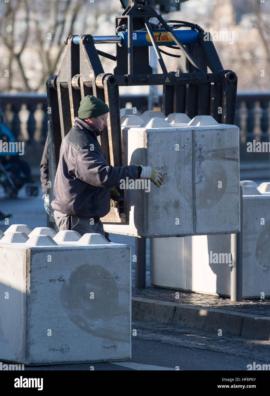 Solide Betonsperren sind um einen Platz reserviert für Nachtschwärmer auf Vorabend des neuen Jahres in Frankfurt Am Main, Deutschland, 30. Dezember 2016 installiert. Die Barrieren sollen mit Lastkraftwagen-Angriffe zu verhindern. Foto: Boris Roessler/dpa Stockfoto