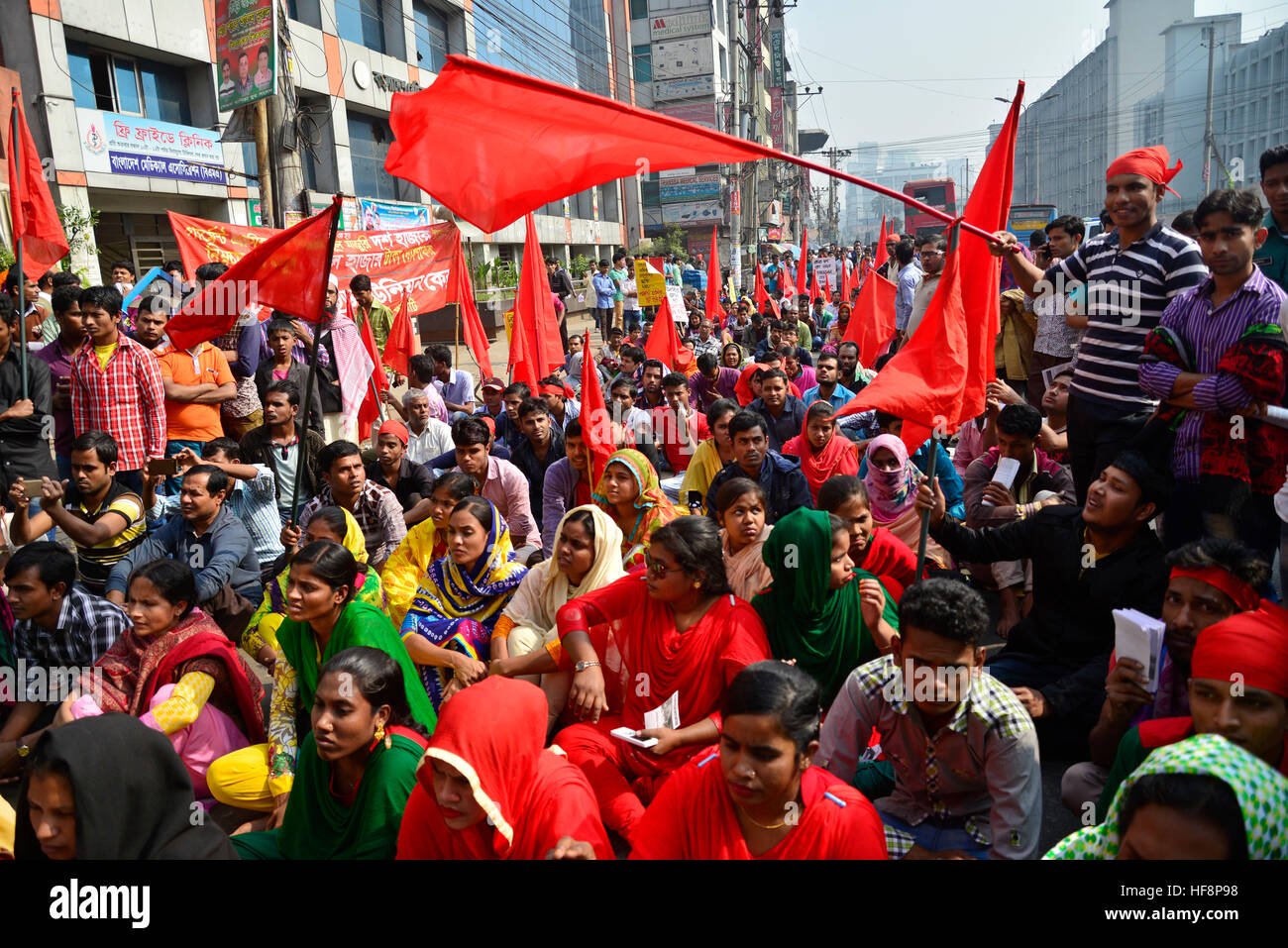 Dhaka, Bangladesch. 30. Dezember 2016. Kleidungsstücke Arbeiter Gewerkschaft Center organisierte eine Kundgebung fordern grundlegende Mindestlohn zehntausend (10.000) Taka und andere verlangt vor dem National Press Club in Dhaka, Bangladesch. Am 30. Dezember 2016 © Mamunur Rashid/Alamy Live-Nachrichten Stockfoto